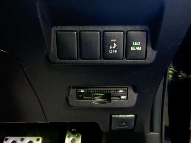 TOYOTA PRIUS Alpha 2015