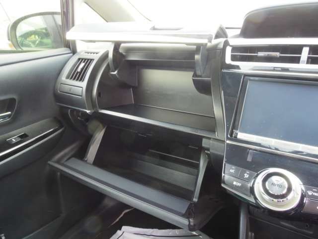 TOYOTA PRIUS Alpha 2015