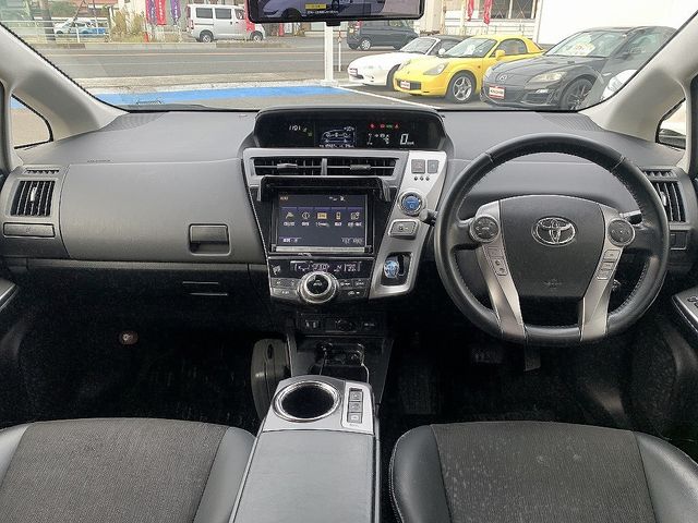 TOYOTA PRIUS Alpha 2014