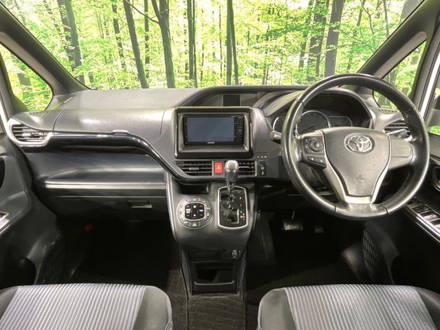TOYOTA VOXY 4WD 2014