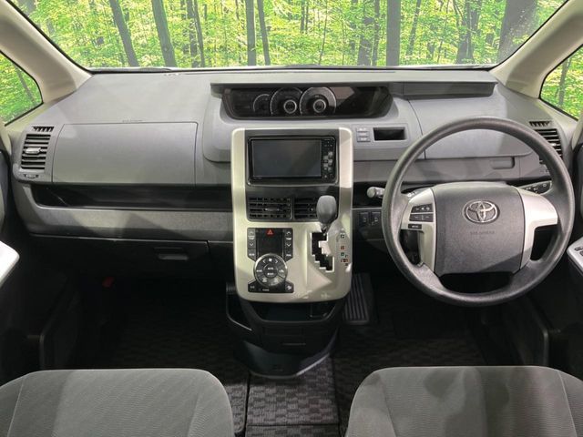 TOYOTA NOAH 4WD 2012