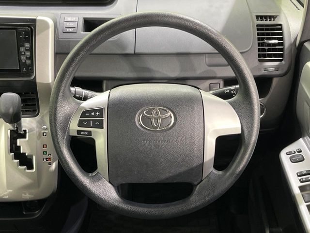 TOYOTA NOAH 4WD 2012