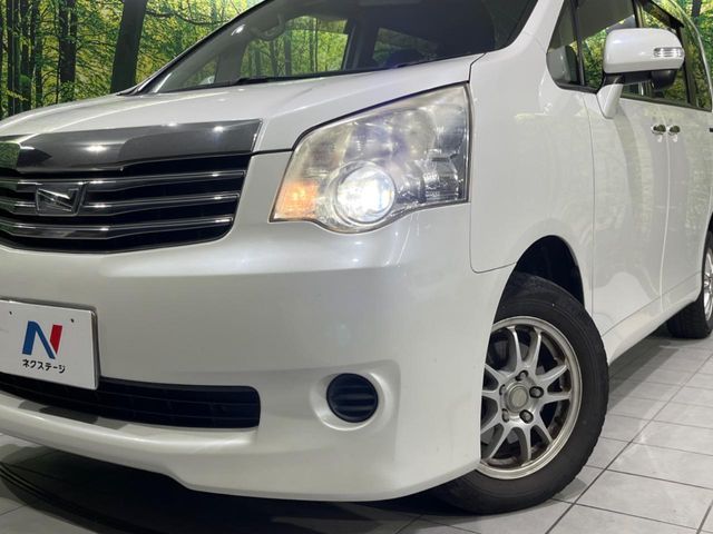 TOYOTA NOAH 4WD 2012