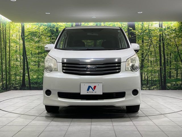 TOYOTA NOAH 4WD 2012
