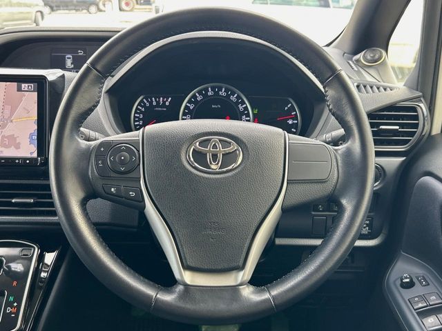 TOYOTA VOXY 2017