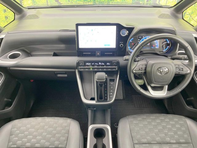 TOYOTA VOXY HYBRID 2022