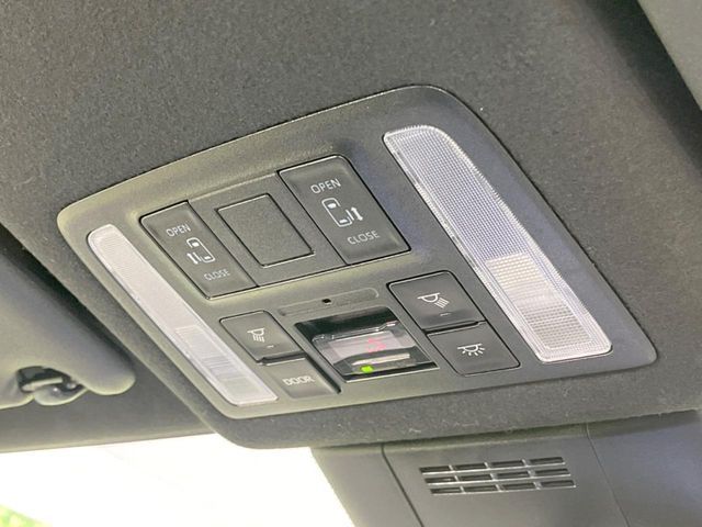 TOYOTA VOXY HYBRID 2022