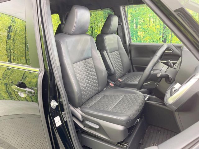 TOYOTA VOXY HYBRID 2022