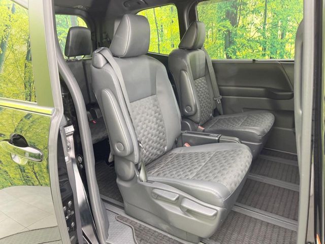 TOYOTA VOXY HYBRID 2022