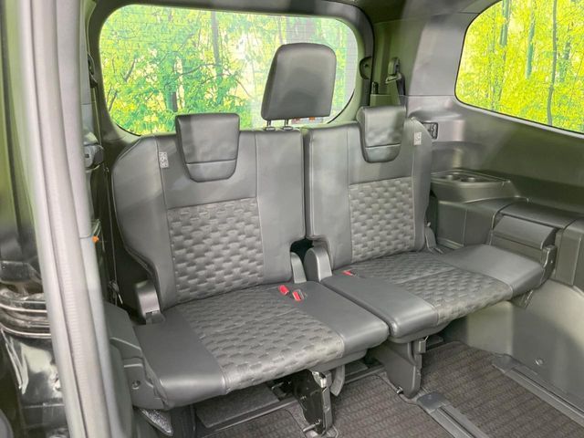 TOYOTA VOXY HYBRID 2022