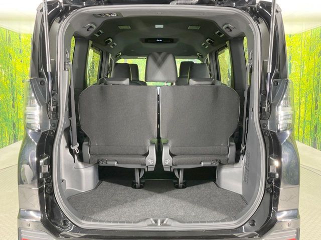 TOYOTA VOXY HYBRID 2022