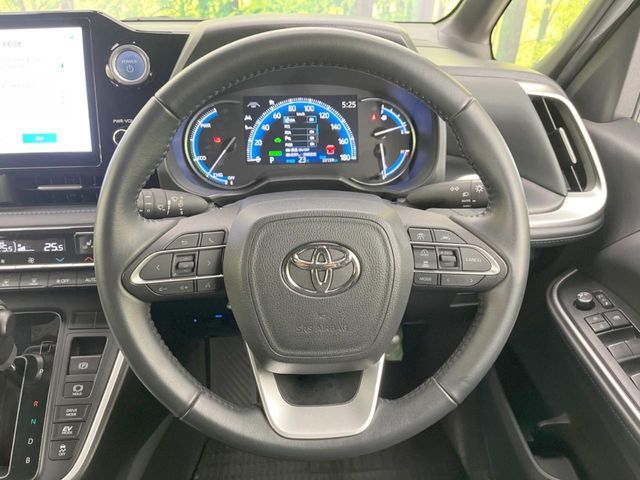 TOYOTA VOXY HYBRID 2022