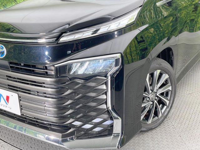 TOYOTA VOXY HYBRID 2022