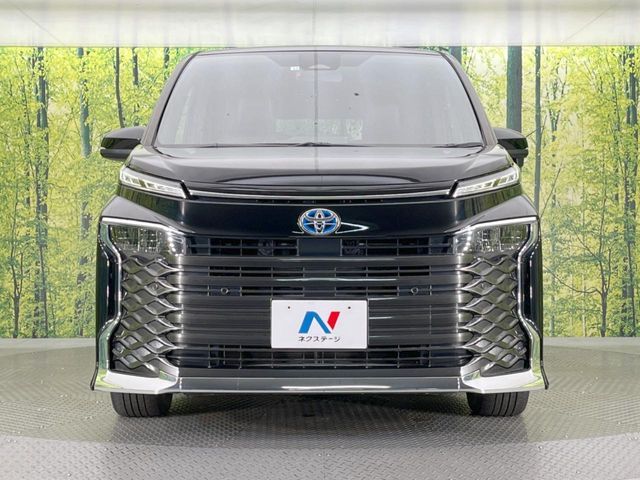 TOYOTA VOXY HYBRID 2022