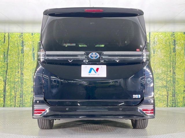 TOYOTA VOXY HYBRID 2022