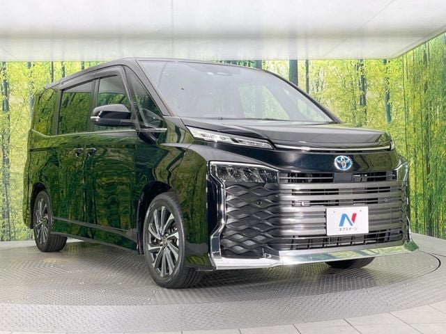 TOYOTA VOXY HYBRID 2022