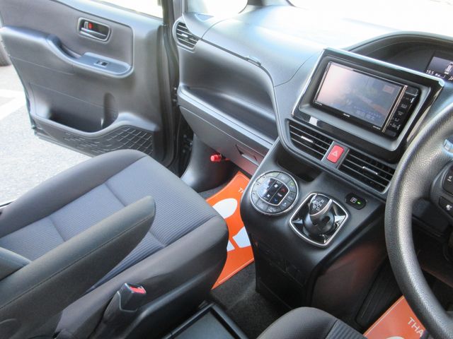 TOYOTA VOXY HYBRID 2016