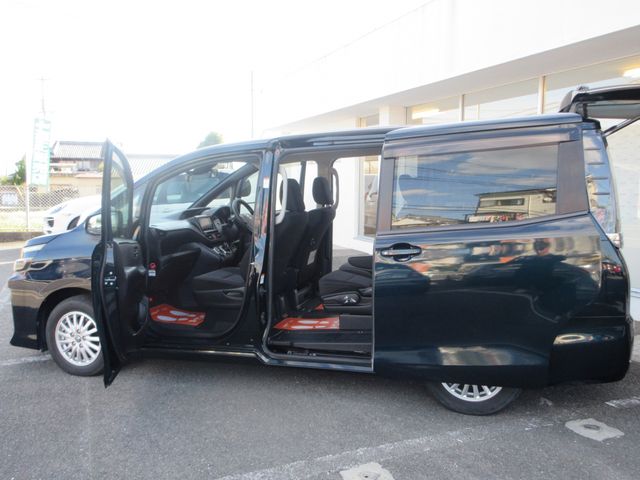 TOYOTA VOXY HYBRID 2016