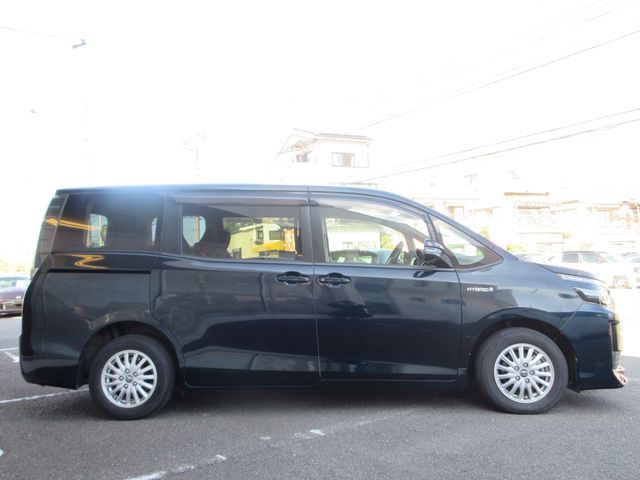 TOYOTA VOXY HYBRID 2016