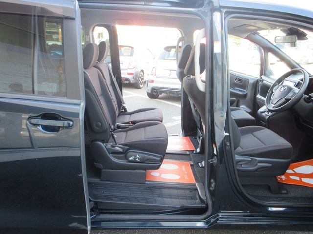 TOYOTA VOXY HYBRID 2016