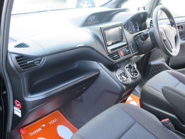 TOYOTA VOXY HYBRID 2016