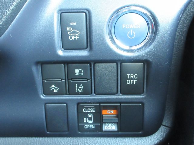 TOYOTA VOXY HYBRID 2016