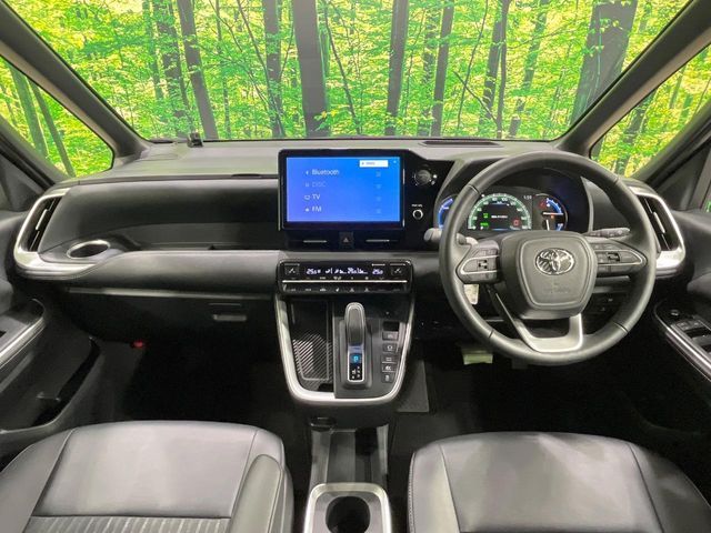 TOYOTA NOAH HYBRID 2023