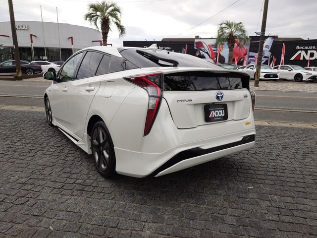 TOYOTA PRIUS 2018