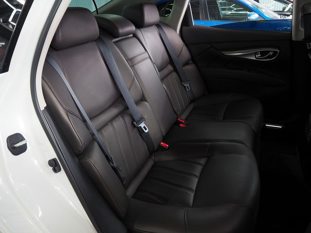 NISSAN FUGA HYBRID 2016