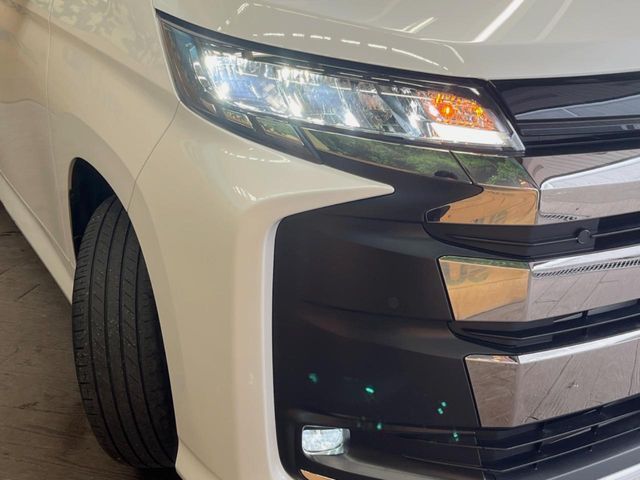 TOYOTA NOAH HYBRID 2023