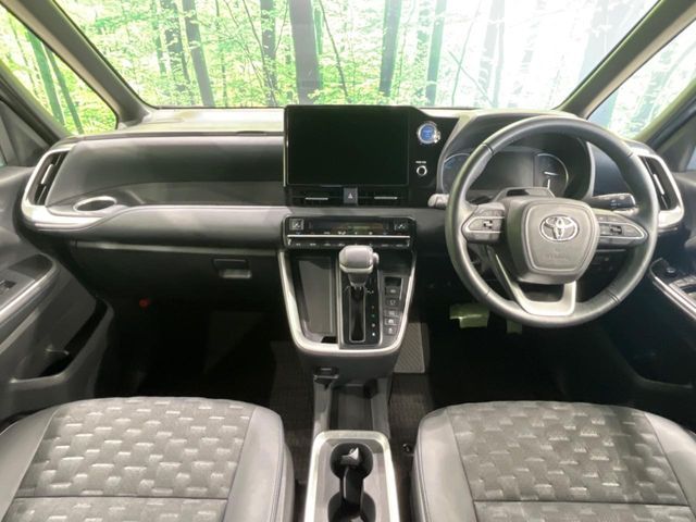 TOYOTA VOXY HYBRID 2022