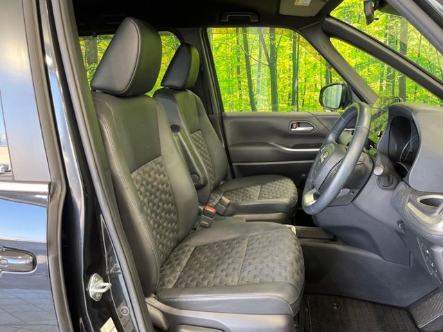 TOYOTA VOXY HYBRID 2022