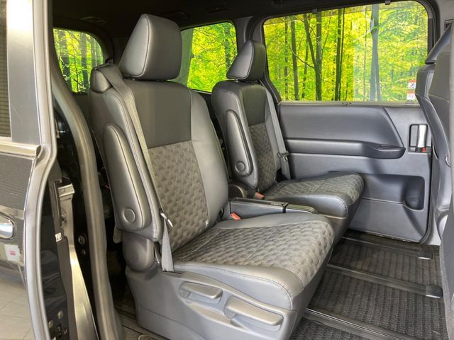 TOYOTA VOXY HYBRID 2022