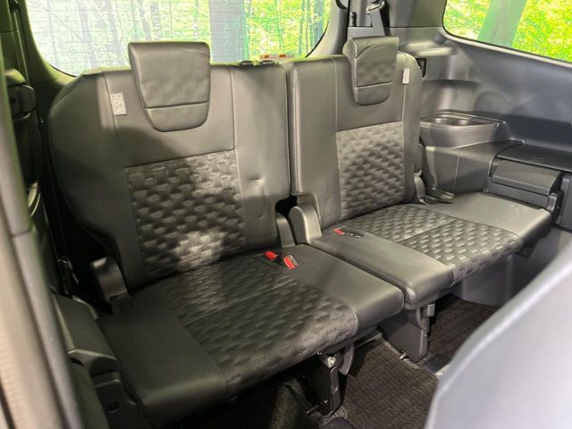 TOYOTA VOXY HYBRID 2022