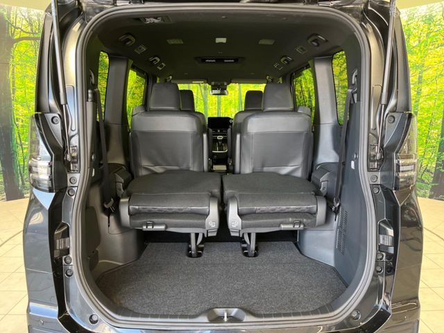 TOYOTA VOXY HYBRID 2022