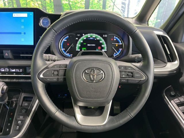 TOYOTA VOXY HYBRID 2022