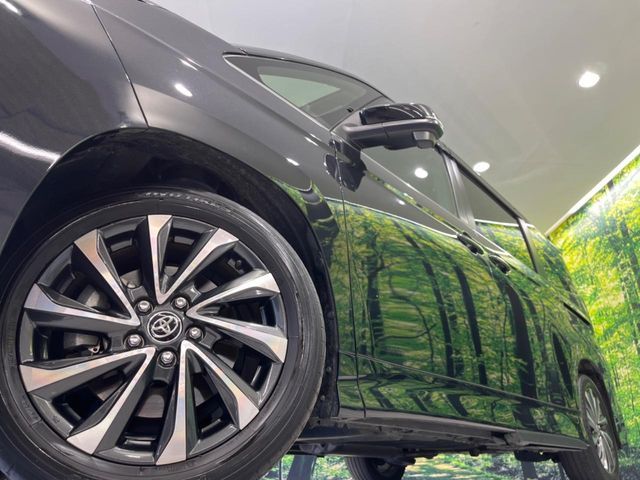 TOYOTA VOXY HYBRID 2022