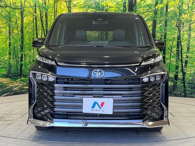 TOYOTA VOXY HYBRID 2022