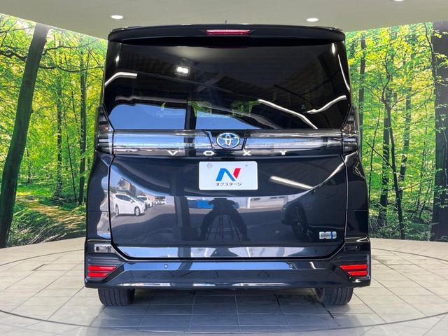 TOYOTA VOXY HYBRID 2022