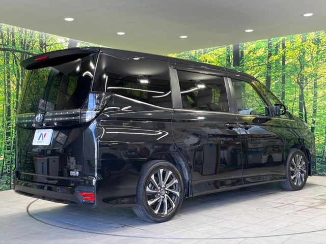 TOYOTA VOXY HYBRID 2022