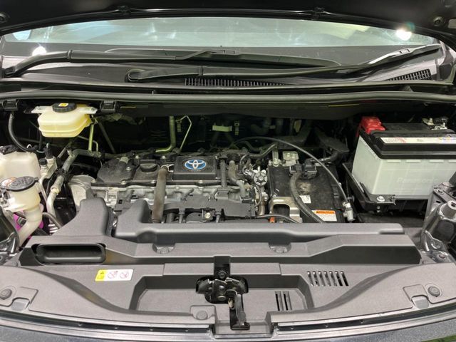 TOYOTA VOXY HYBRID 2022