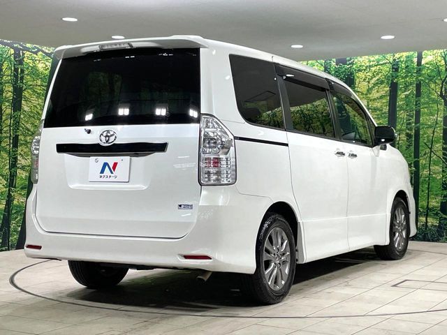 TOYOTA VOXY 2011