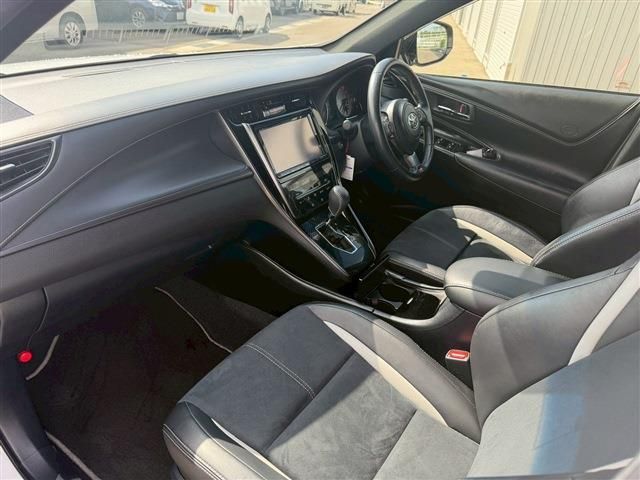 TOYOTA HARRIER 4WD 2019