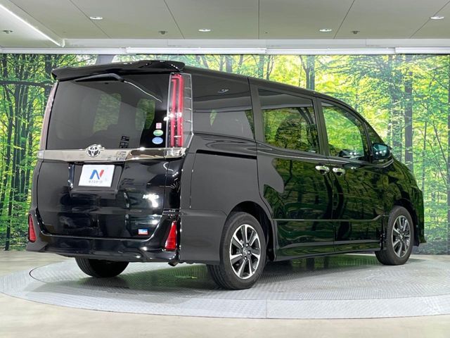 TOYOTA NOAH 2018