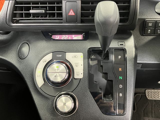 TOYOTA SIENTA HYBRID 2017