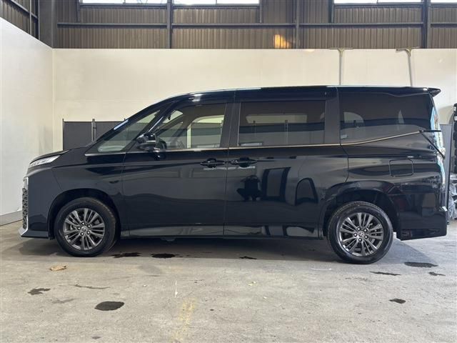 TOYOTA VOXY HYBRID 4WD 2022