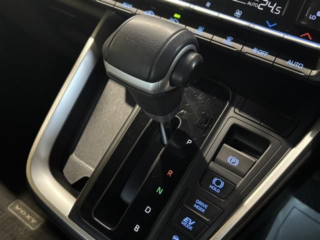 TOYOTA VOXY HYBRID 4WD 2022