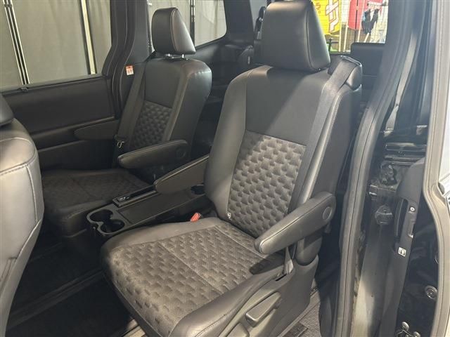 TOYOTA VOXY HYBRID 4WD 2022