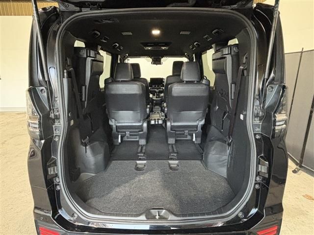 TOYOTA VOXY HYBRID 4WD 2022