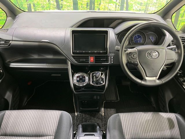 TOYOTA VOXY HYBRID 2018